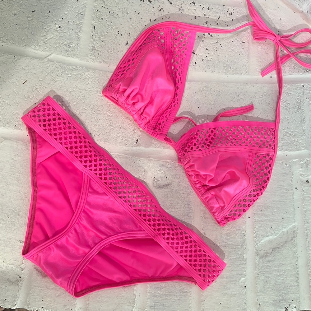 Neon pink bikini 👙